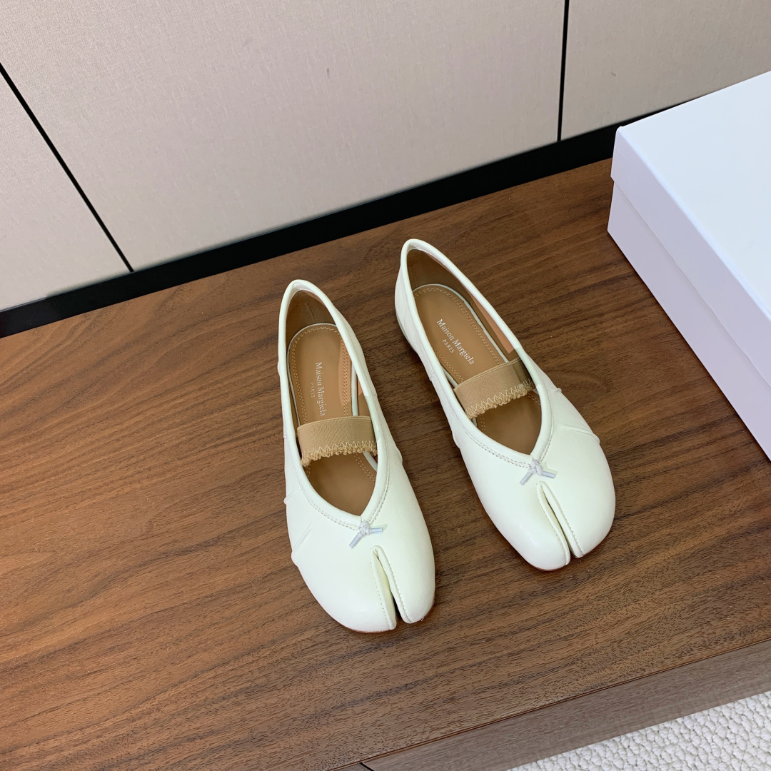 【Maison Margie*a】玛吉拉分趾单鞋。复古韵味，显瘦百搭。鞋面原版植柔羊皮、爆裂皮。羊皮内里