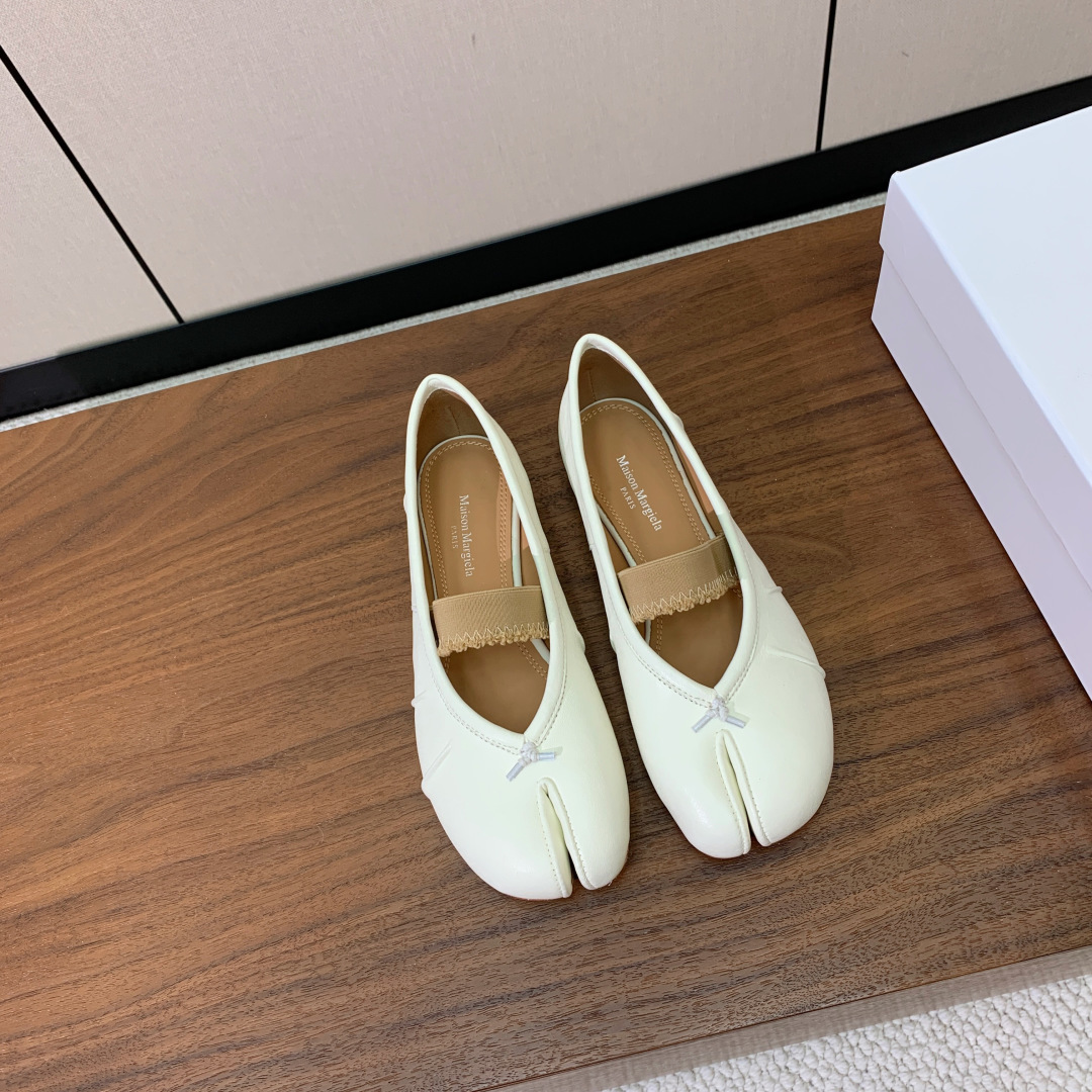 【Maison Margie*a】玛吉拉分趾单鞋。复古韵味，显瘦百搭。鞋面原版植柔羊皮、爆裂皮。羊皮内里
