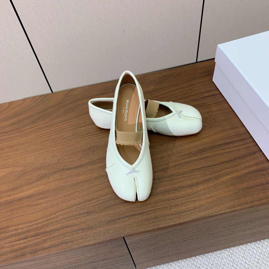 【Maison Margie*a】玛吉拉分趾单鞋。复古韵味，显瘦百搭。鞋面原版植柔羊皮、爆裂皮。羊皮内里