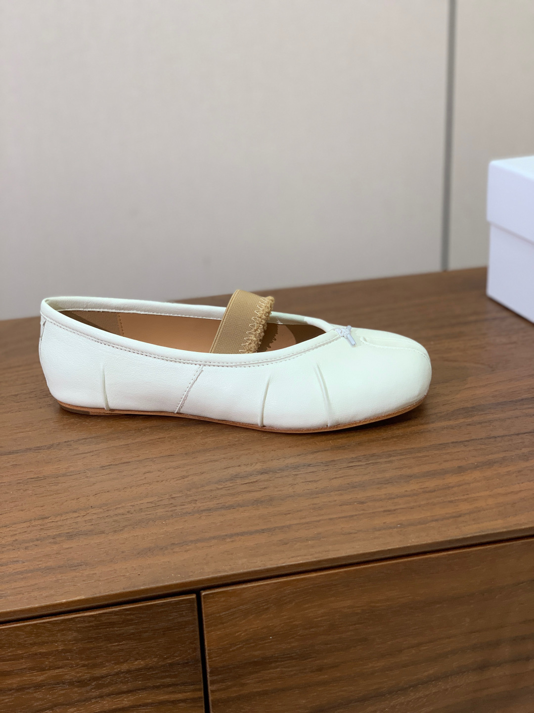 【Maison Margie*a】玛吉拉分趾单鞋。复古韵味，显瘦百搭。鞋面原版植柔羊皮、爆裂皮。羊皮内里