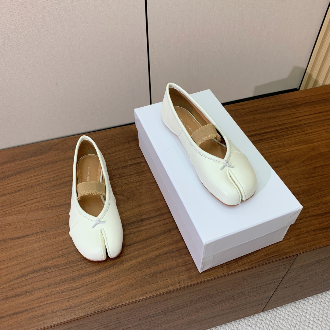 【Maison Margie*a】玛吉拉分趾单鞋。复古韵味，显瘦百搭。鞋面原版植柔羊皮、爆裂皮。羊皮内里