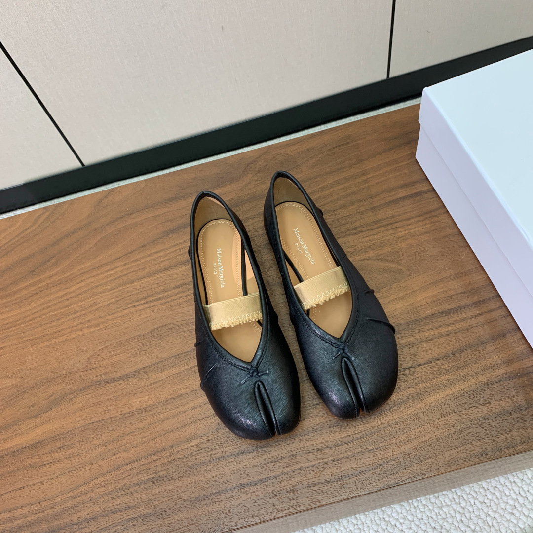 【Maison Margie*a】玛吉拉分趾单鞋。复古韵味，显瘦百搭。鞋面原版植柔羊皮、爆裂皮。羊皮内里