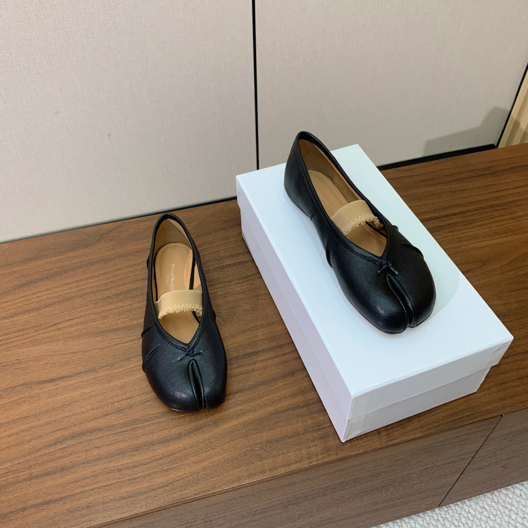 【Maison Margie*a】玛吉拉分趾单鞋。复古韵味，显瘦百搭。鞋面原版植柔羊皮、爆裂皮。羊皮内里