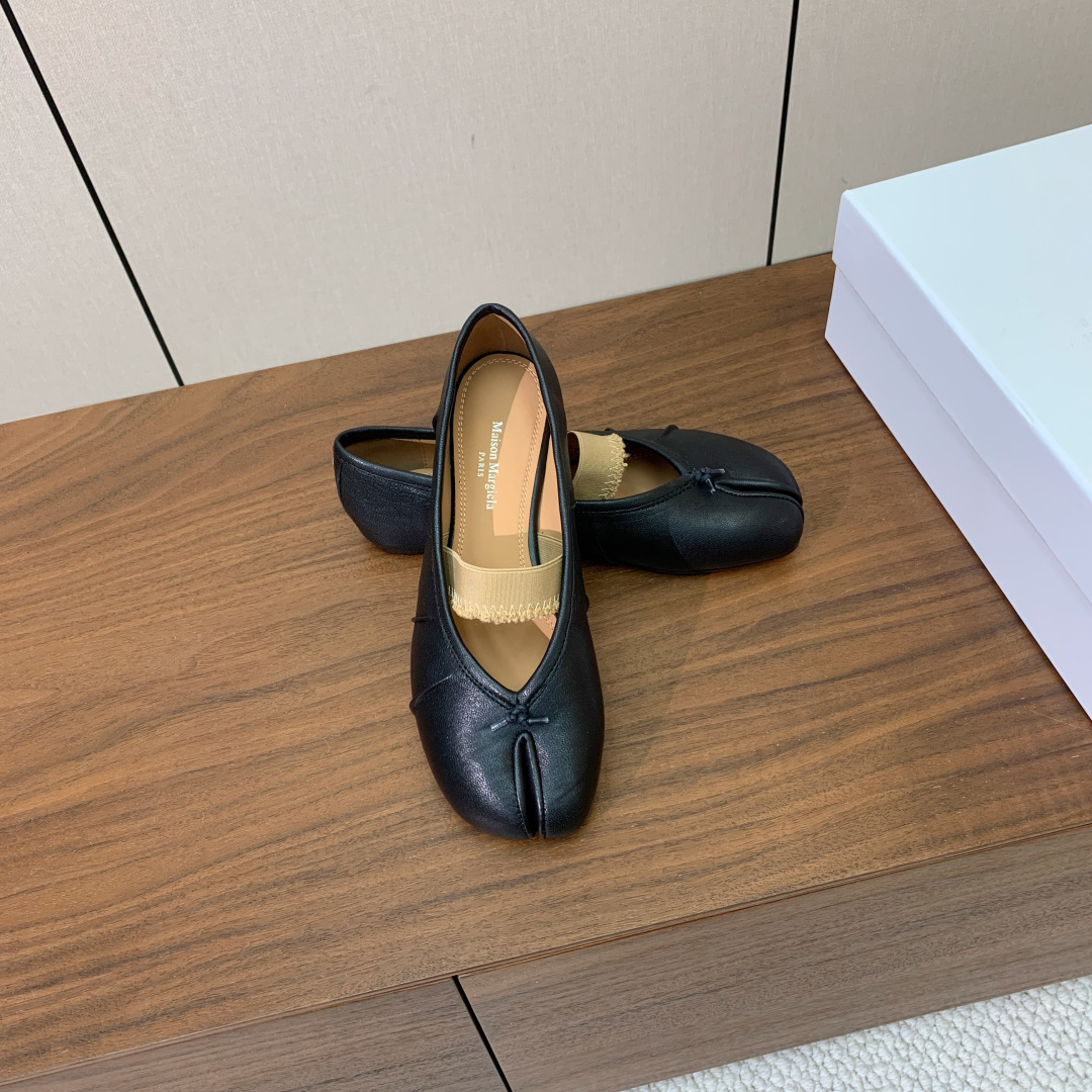 【Maison Margie*a】玛吉拉分趾单鞋。复古韵味，显瘦百搭。鞋面原版植柔羊皮、爆裂皮。羊皮内里