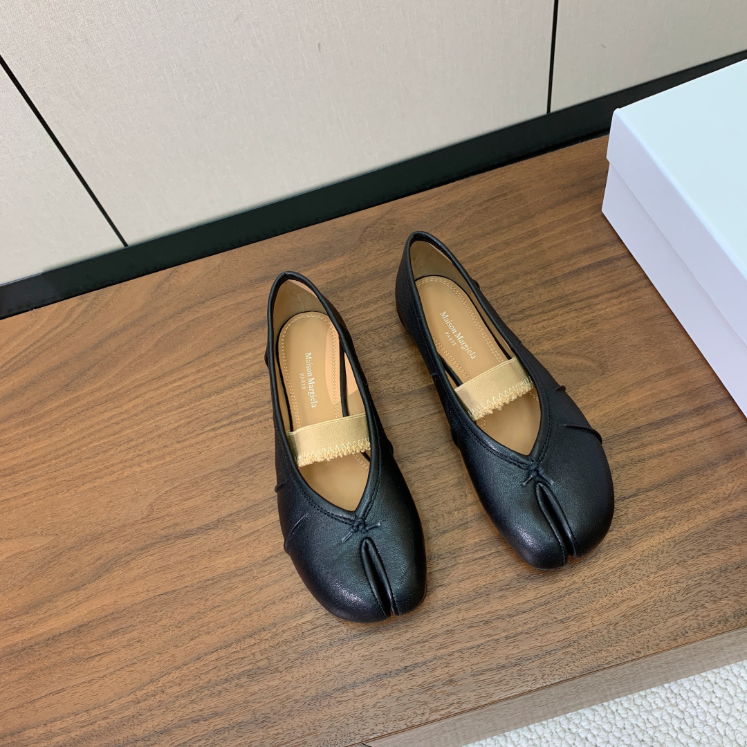 【Maison Margie*a】玛吉拉分趾单鞋。复古韵味，显瘦百搭。鞋面原版植柔羊皮、爆裂皮。羊皮内里