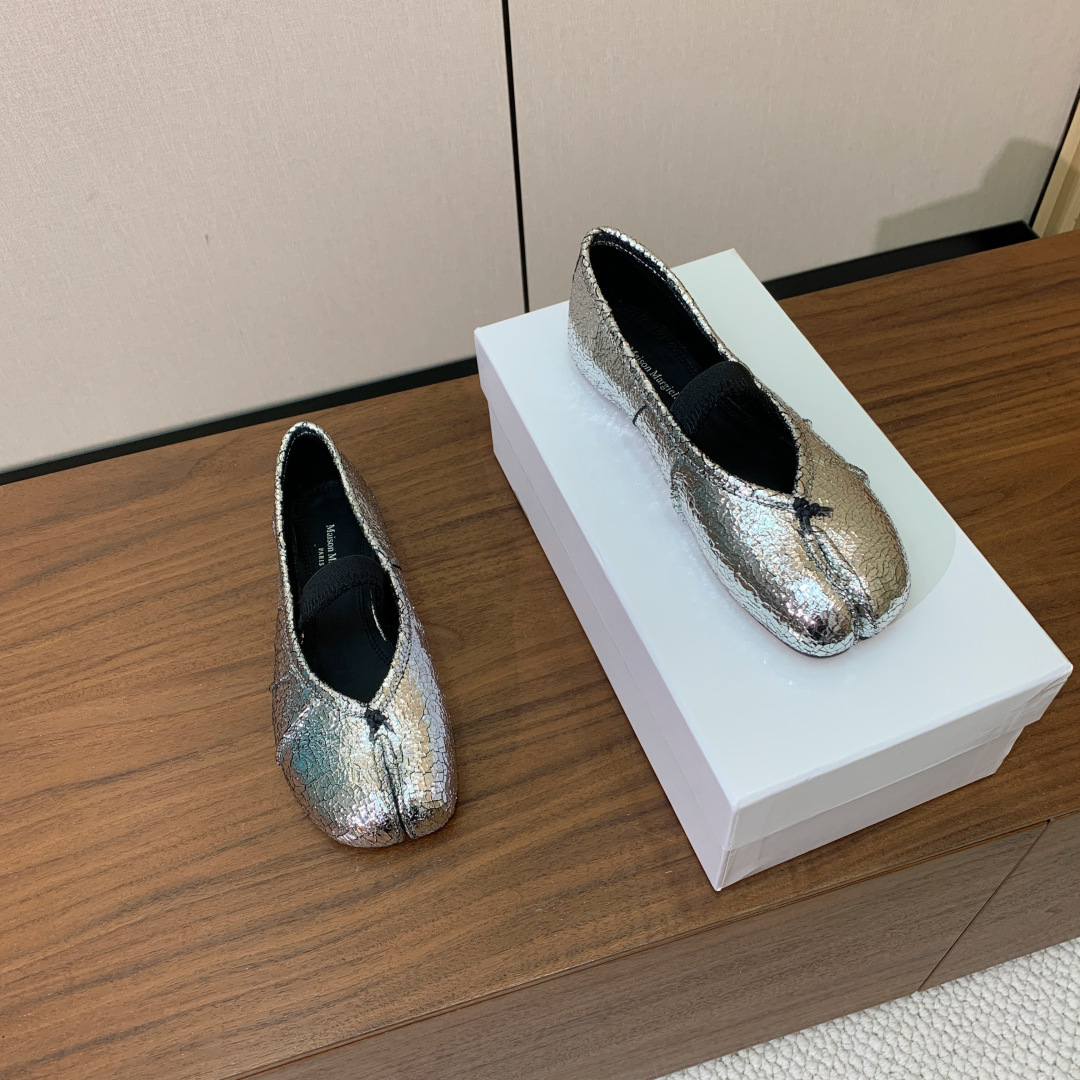【Maison Margie*a】玛吉拉分趾单鞋。复古韵味，显瘦百搭。鞋面原版植柔羊皮、爆裂皮。羊皮内里