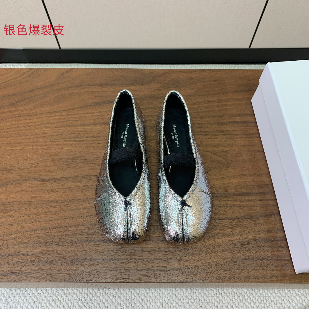 【Maison Margie*a】玛吉拉分趾单鞋。复古韵味，显瘦百搭。鞋面原版植柔羊皮、爆裂皮。羊皮内里