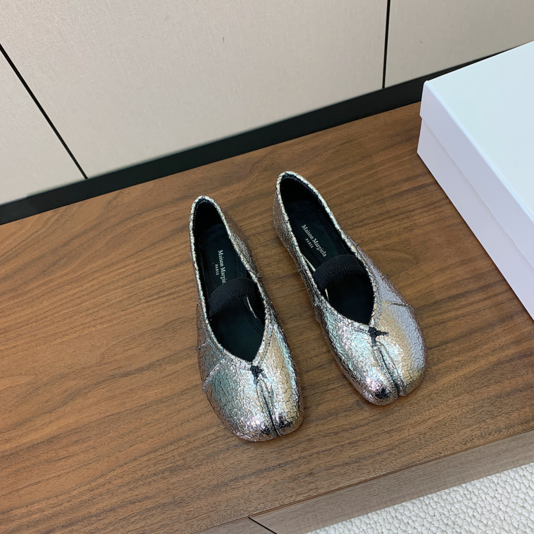 【Maison Margie*a】玛吉拉分趾单鞋。复古韵味，显瘦百搭。鞋面原版植柔羊皮、爆裂皮。羊皮内里