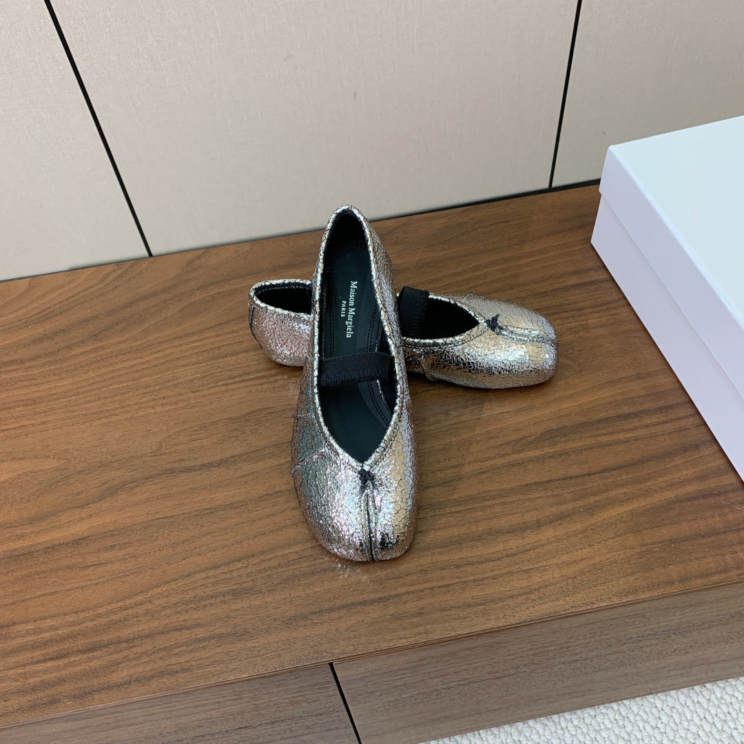【Maison Margie*a】玛吉拉分趾单鞋。复古韵味，显瘦百搭。鞋面原版植柔羊皮、爆裂皮。羊皮内里