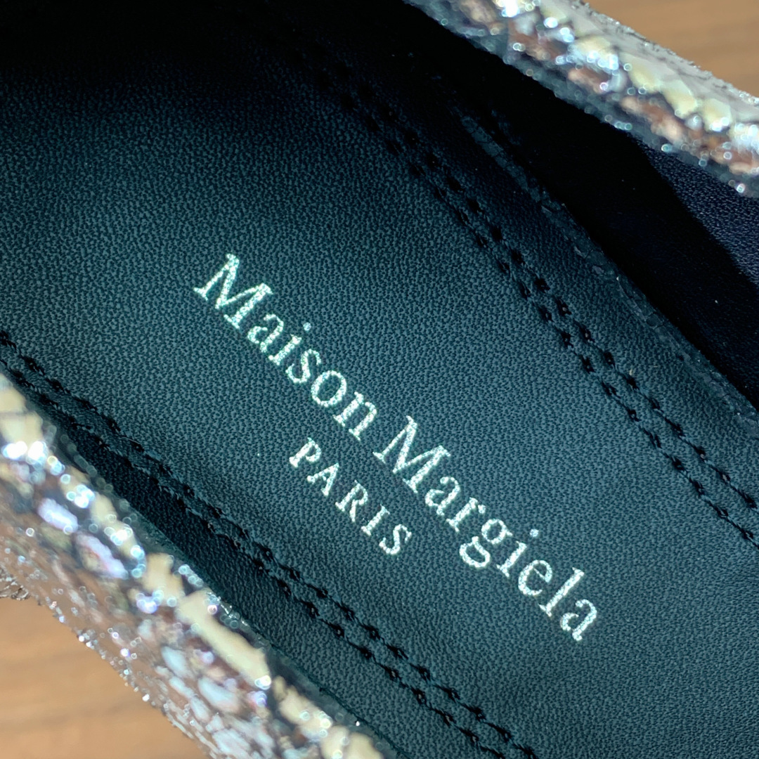 【Maison Margie*a】玛吉拉分趾单鞋。复古韵味，显瘦百搭。鞋面原版植柔羊皮、爆裂皮。羊皮内里