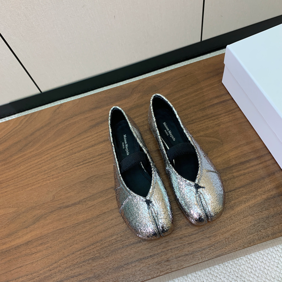 【Maison Margie*a】玛吉拉分趾单鞋。复古韵味，显瘦百搭。鞋面原版植柔羊皮、爆裂皮。羊皮内里