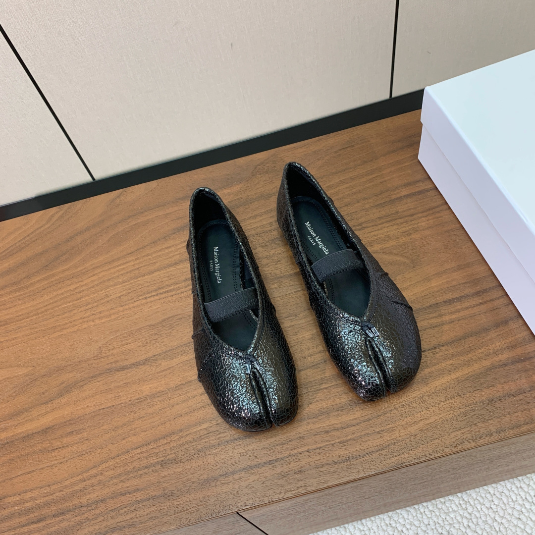 【Maison Margie*a】玛吉拉分趾单鞋。复古韵味，显瘦百搭。鞋面原版植柔羊皮、爆裂皮。羊皮内里