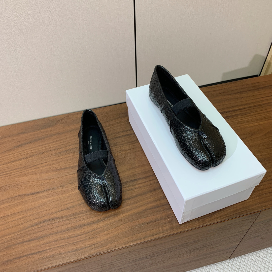 【Maison Margie*a】玛吉拉分趾单鞋。复古韵味，显瘦百搭。鞋面原版植柔羊皮、爆裂皮。羊皮内里