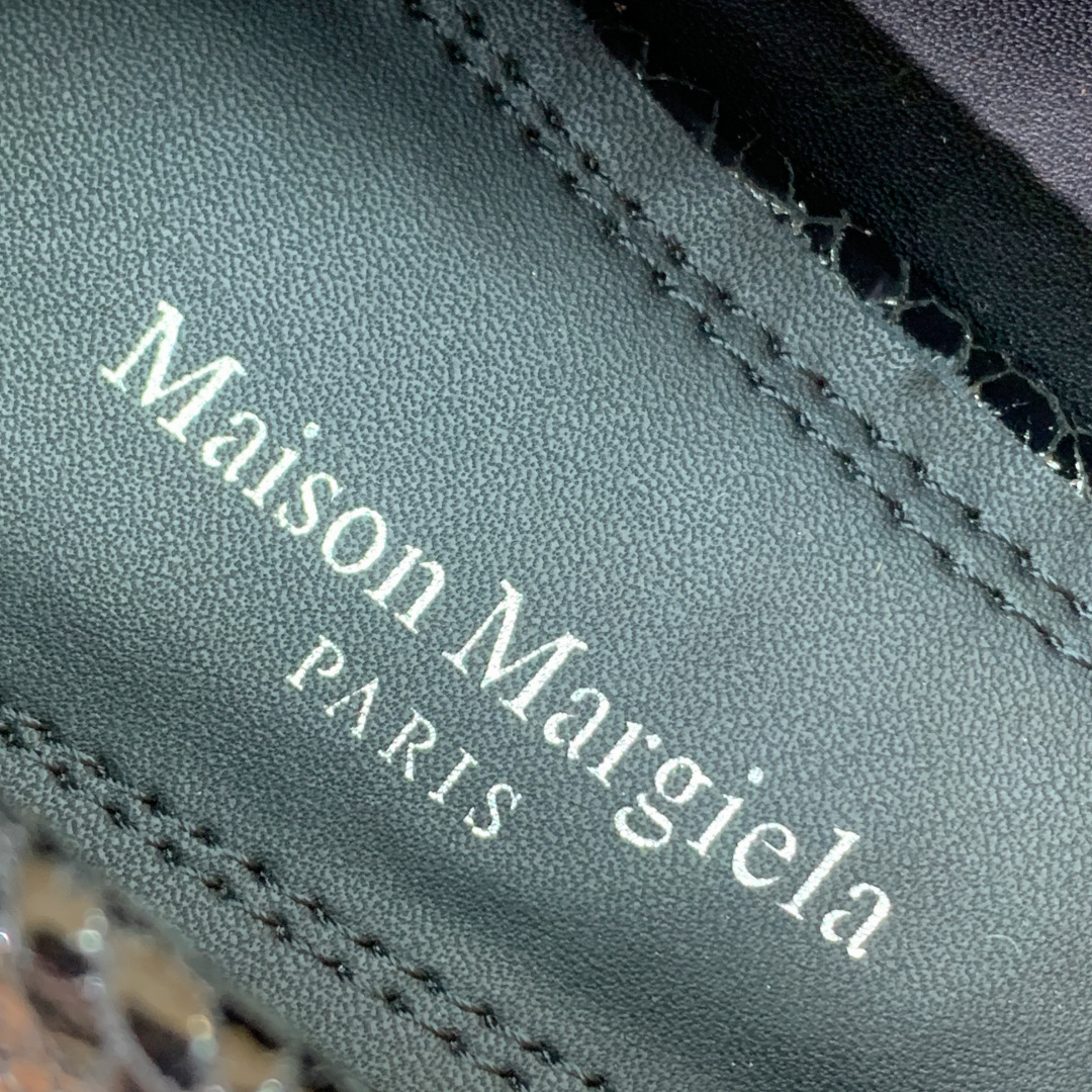 【Maison Margie*a】玛吉拉分趾单鞋。复古韵味，显瘦百搭。鞋面原版植柔羊皮、爆裂皮。羊皮内里