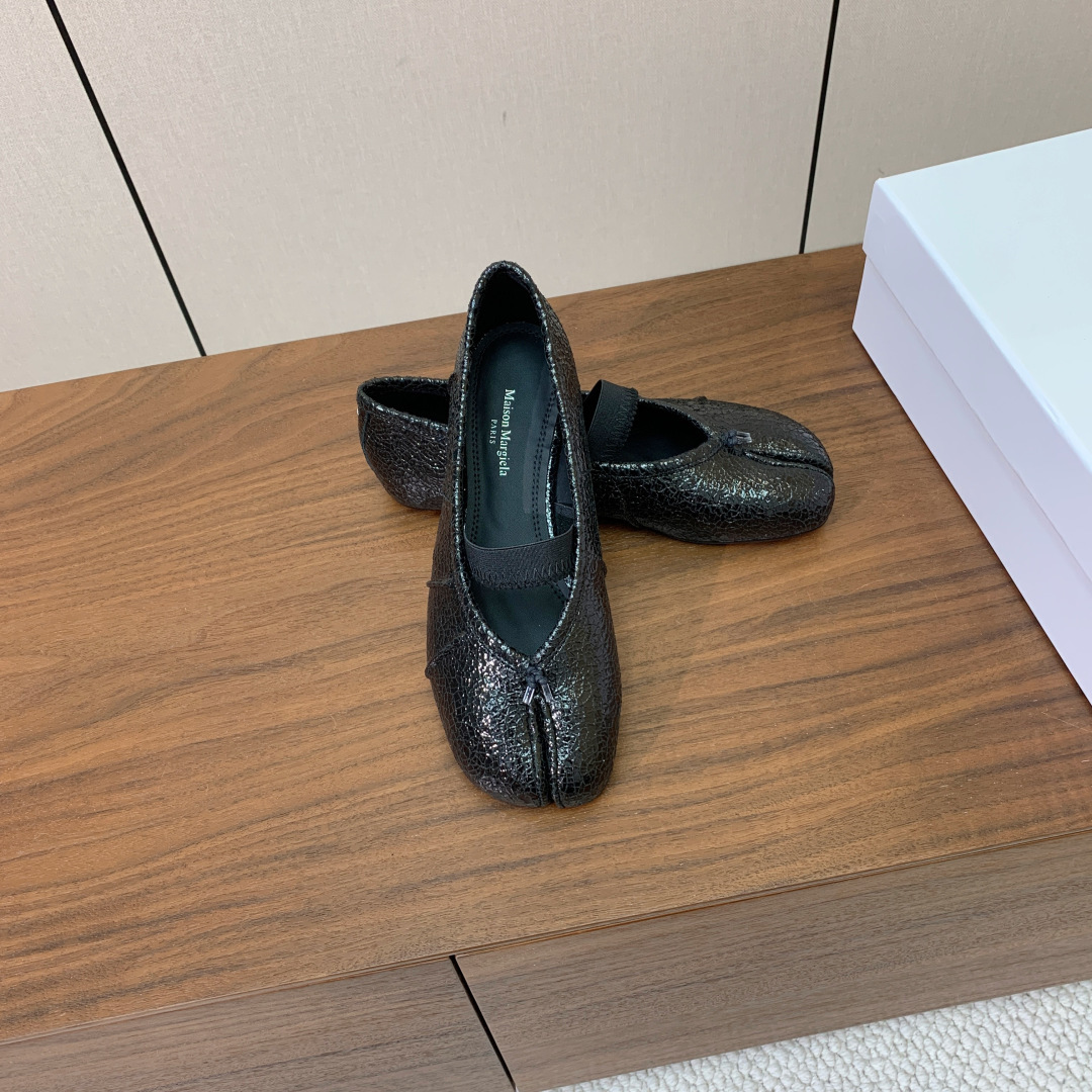 【Maison Margie*a】玛吉拉分趾单鞋。复古韵味，显瘦百搭。鞋面原版植柔羊皮、爆裂皮。羊皮内里