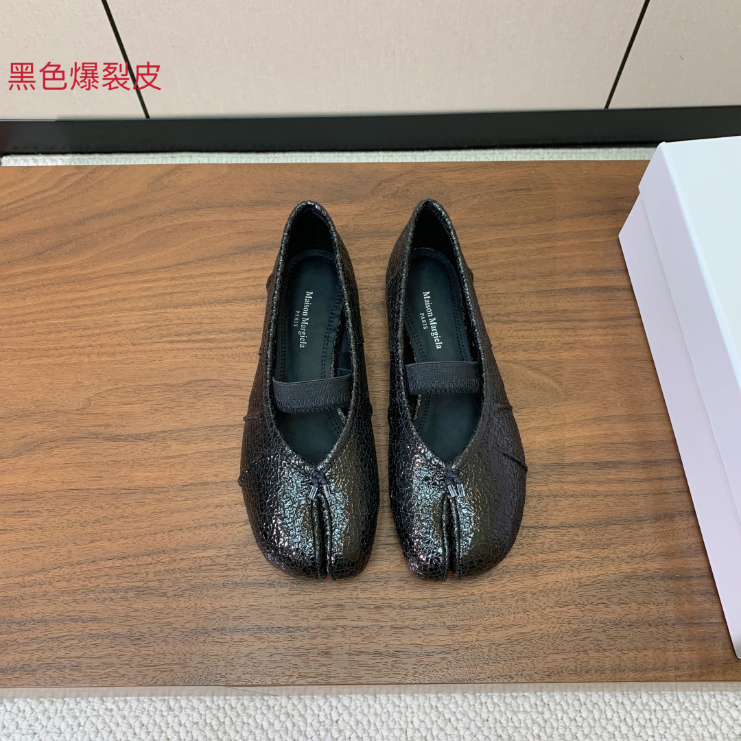【Maison Margie*a】玛吉拉分趾单鞋。复古韵味，显瘦百搭。鞋面原版植柔羊皮、爆裂皮。羊皮内里