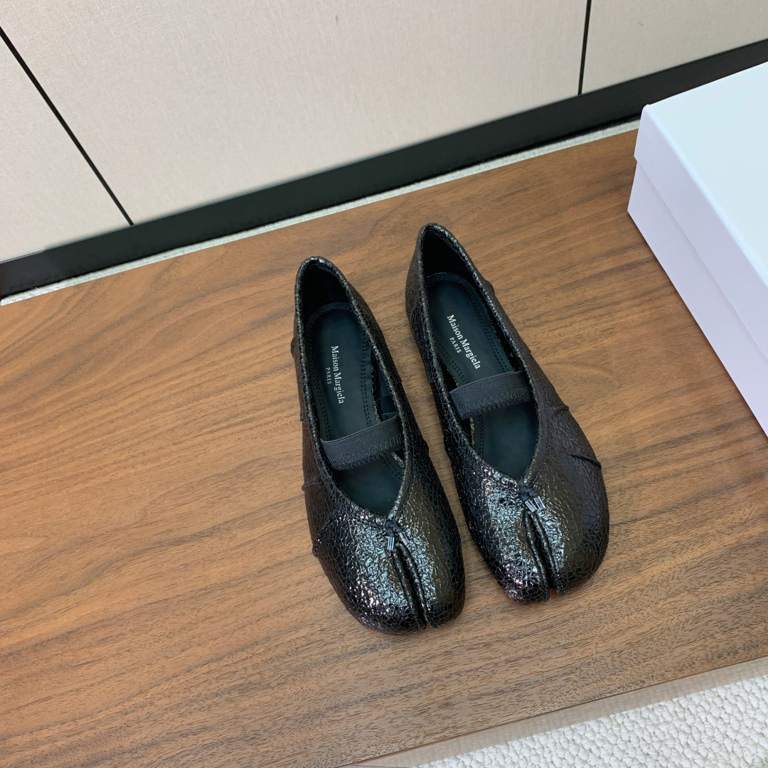 【Maison Margie*a】玛吉拉分趾单鞋。复古韵味，显瘦百搭。鞋面原版植柔羊皮、爆裂皮。羊皮内里