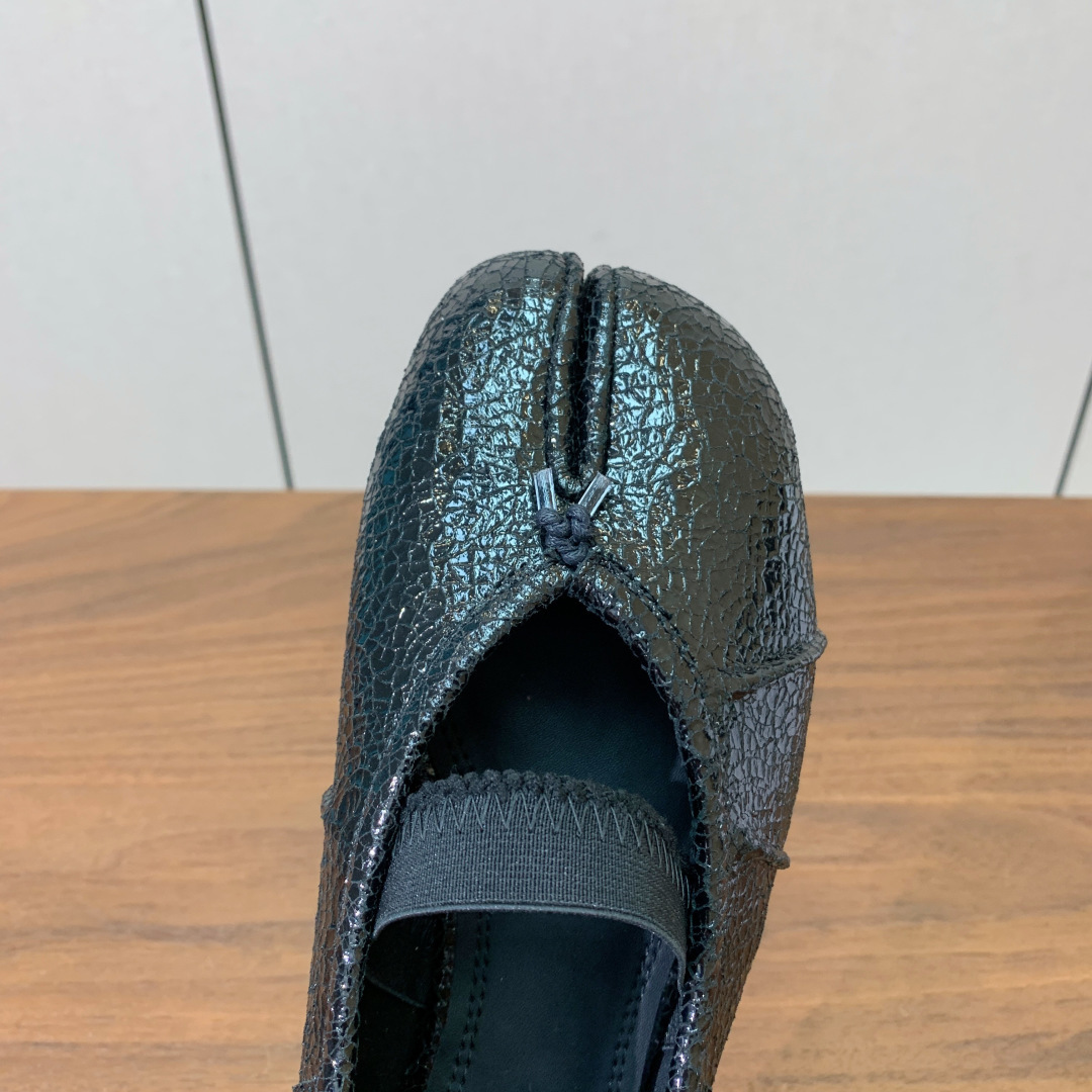 【Maison Margie*a】玛吉拉分趾单鞋。复古韵味，显瘦百搭。鞋面原版植柔羊皮、爆裂皮。羊皮内里