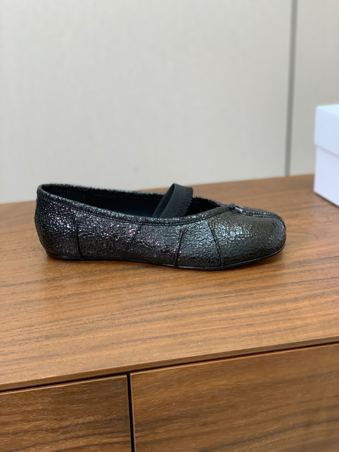 【Maison Margie*a】玛吉拉分趾单鞋。复古韵味，显瘦百搭。鞋面原版植柔羊皮、爆裂皮。羊皮内里