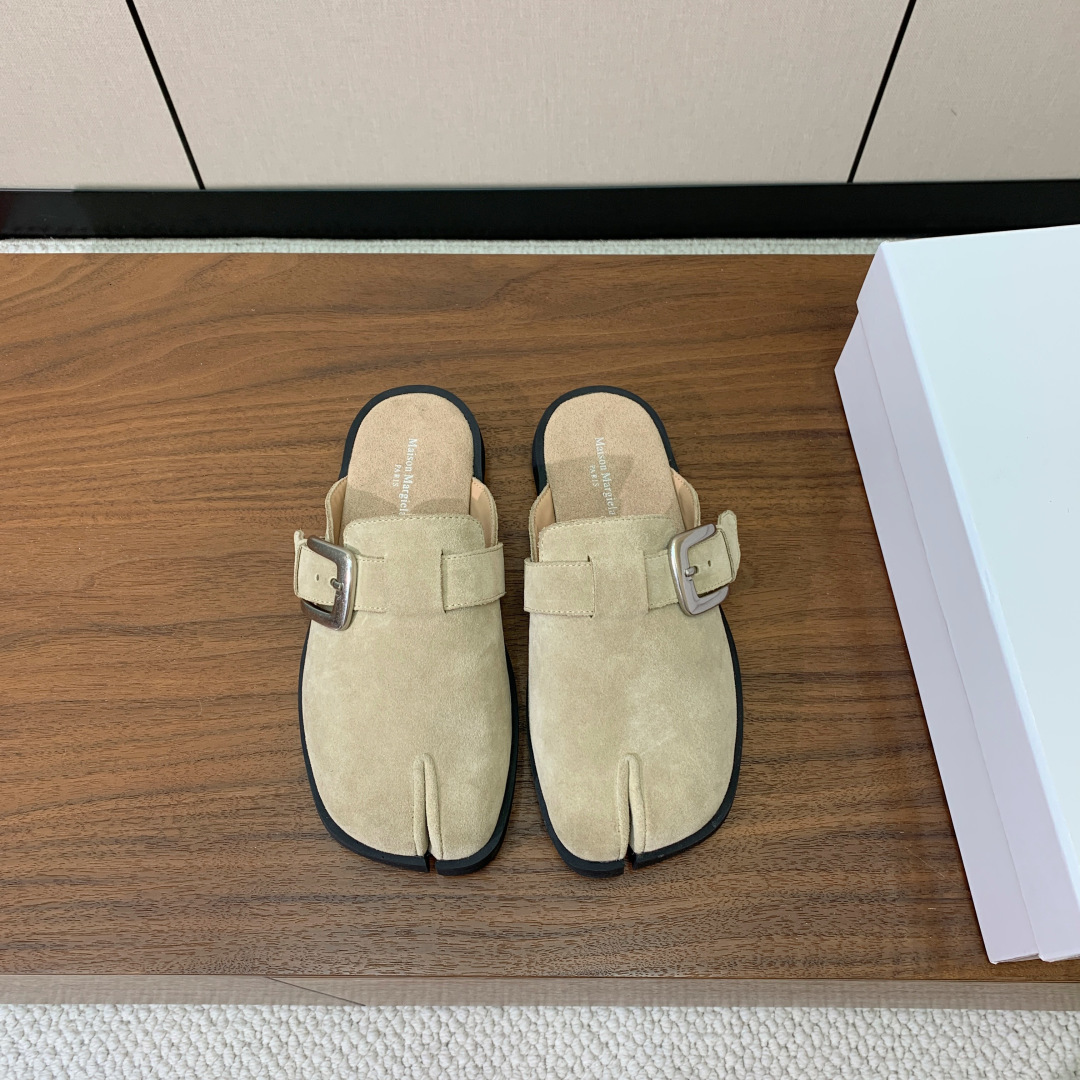 【Maison Margie*a】金属皮带扣分趾半拖勃肯鞋。设计简单、奢华的质感让你爱不释手  不想满大
