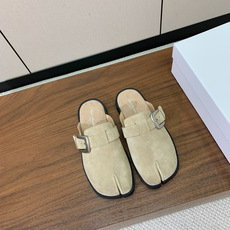 【Maison Margie*a】金属皮带扣分趾半拖勃肯鞋。设计简单、奢华的质感让你爱不释手 不想满大 【Maison Margie*a】金属皮带扣分趾半拖勃肯鞋。设计简单、奢华的质感让你爱不释手 不想满大