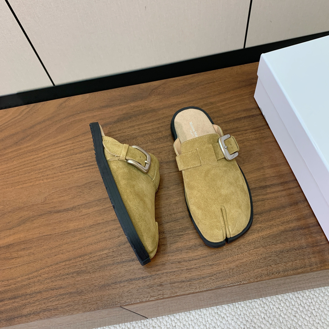 【Maison Margie*a】金属皮带扣分趾半拖勃肯鞋。设计简单、奢华的质感让你爱不释手  不想满大