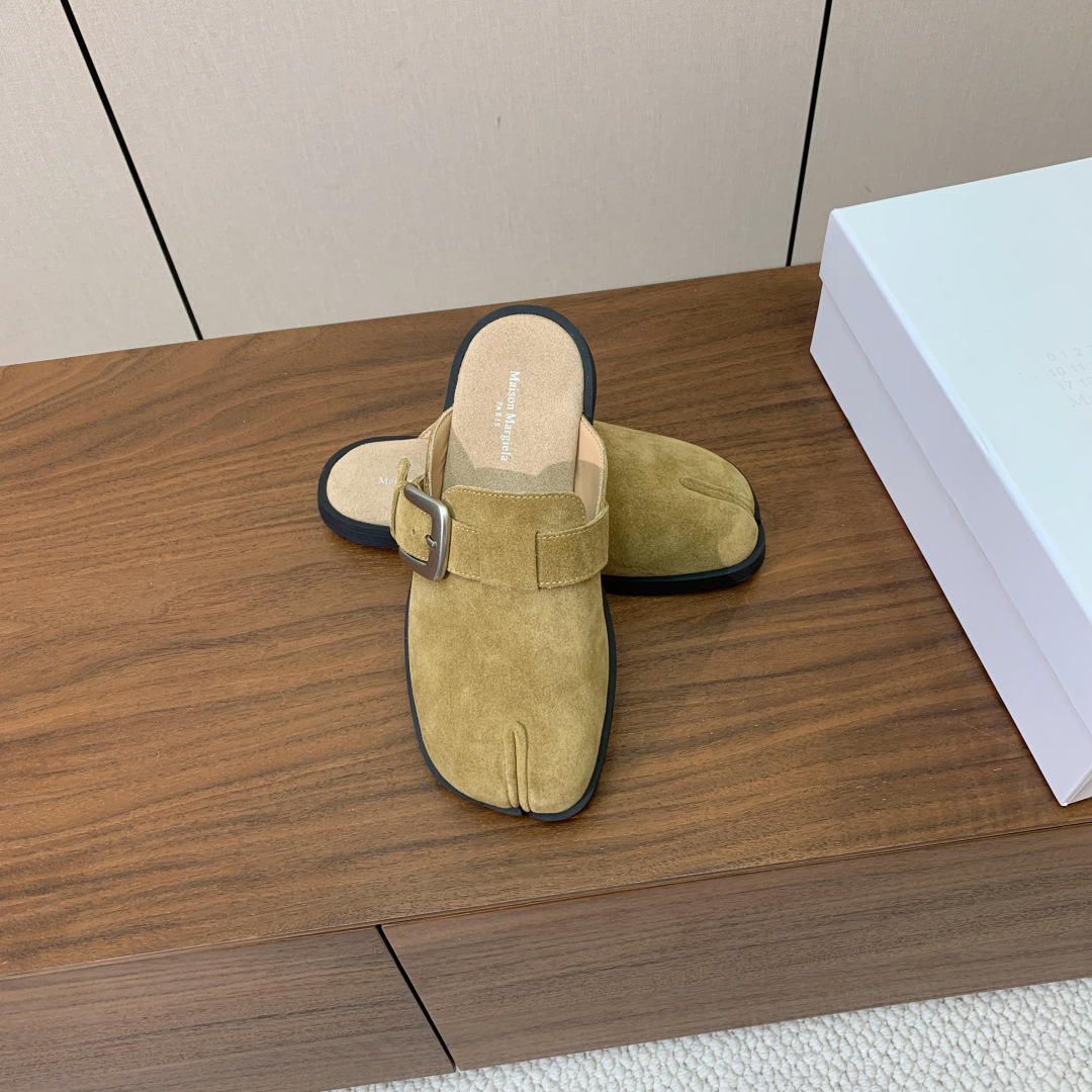 【Maison Margie*a】金属皮带扣分趾半拖勃肯鞋。设计简单、奢华的质感让你爱不释手  不想满大