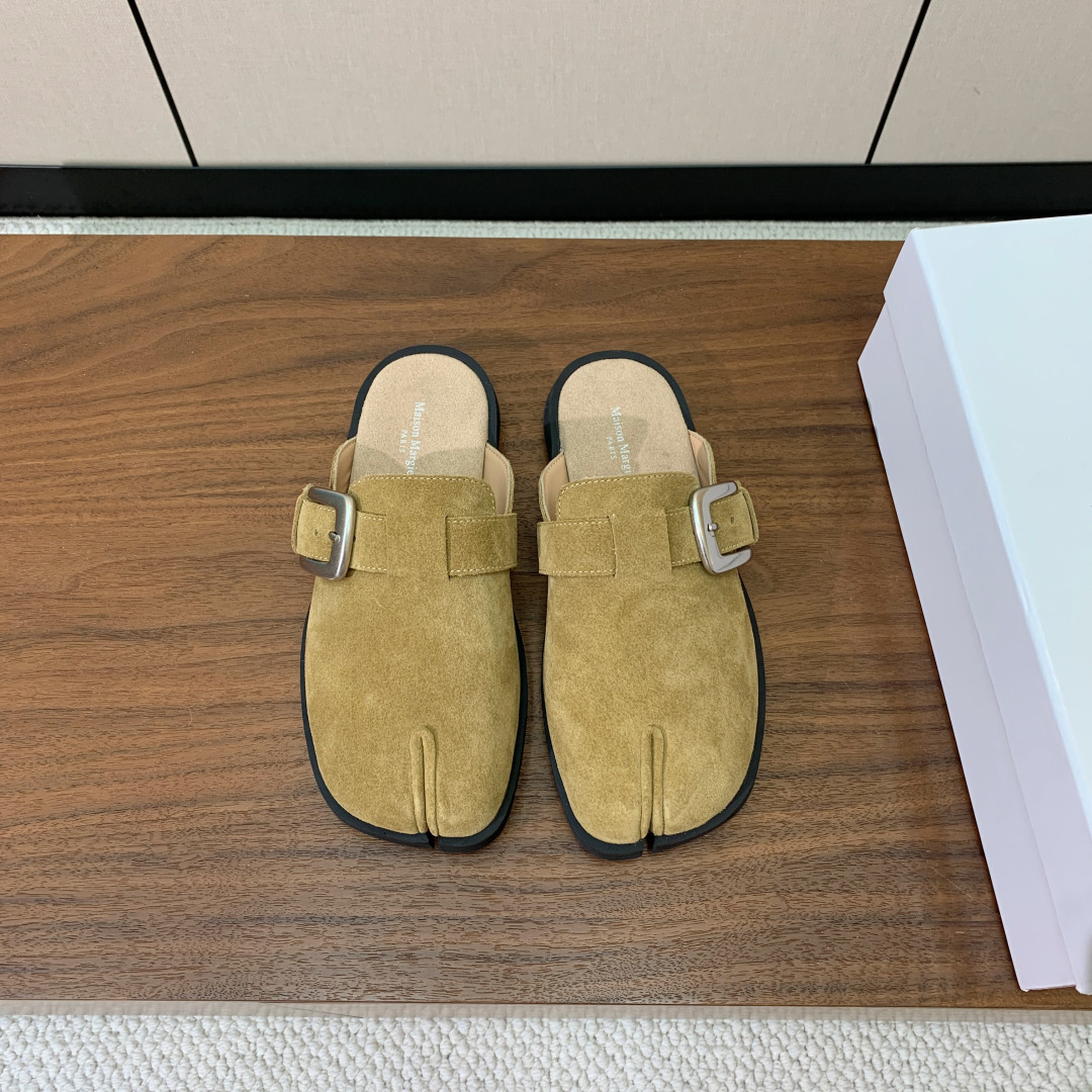 【Maison Margie*a】金属皮带扣分趾半拖勃肯鞋。设计简单、奢华的质感让你爱不释手  不想满大