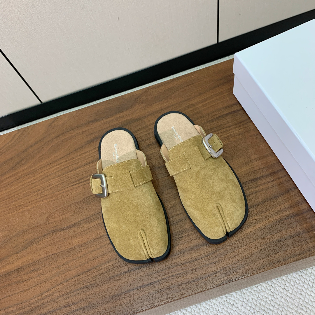 【Maison Margie*a】金属皮带扣分趾半拖勃肯鞋。设计简单、奢华的质感让你爱不释手  不想满大