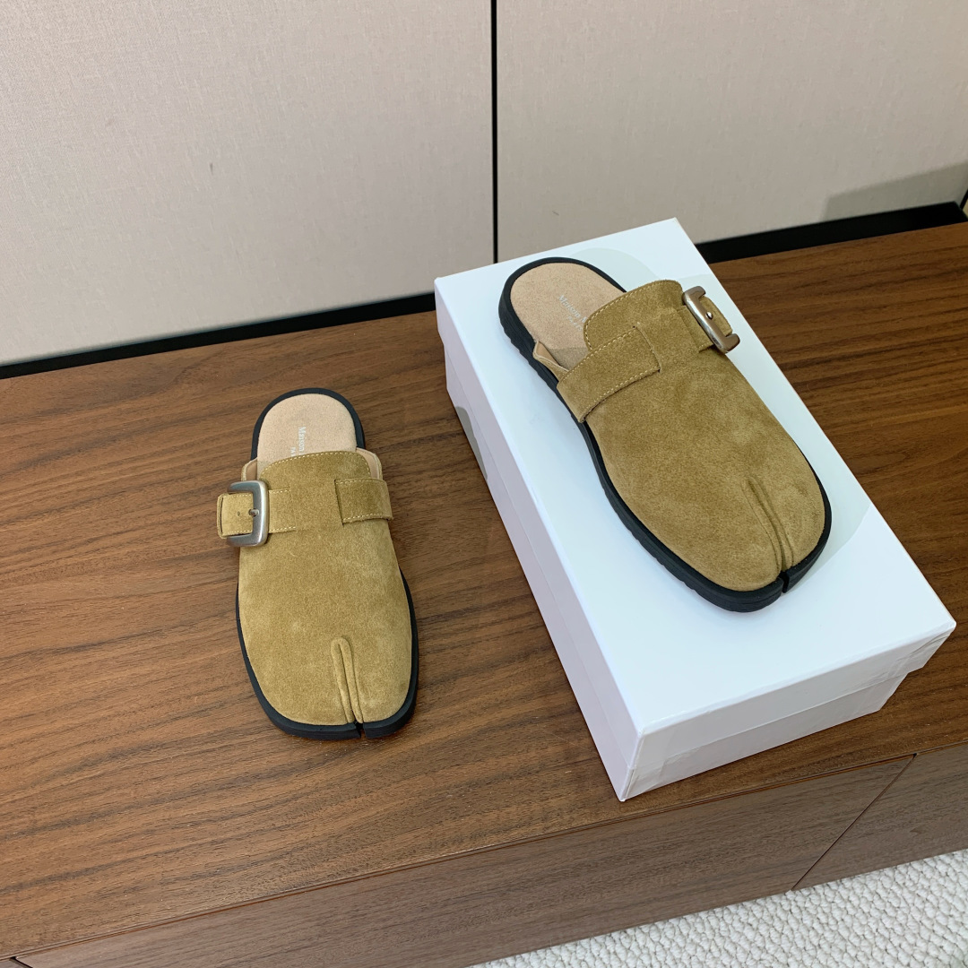 【Maison Margie*a】金属皮带扣分趾半拖勃肯鞋。设计简单、奢华的质感让你爱不释手  不想满大