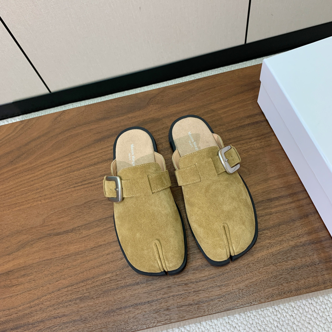 【Maison Margie*a】金属皮带扣分趾半拖勃肯鞋。设计简单、奢华的质感让你爱不释手  不想满大
