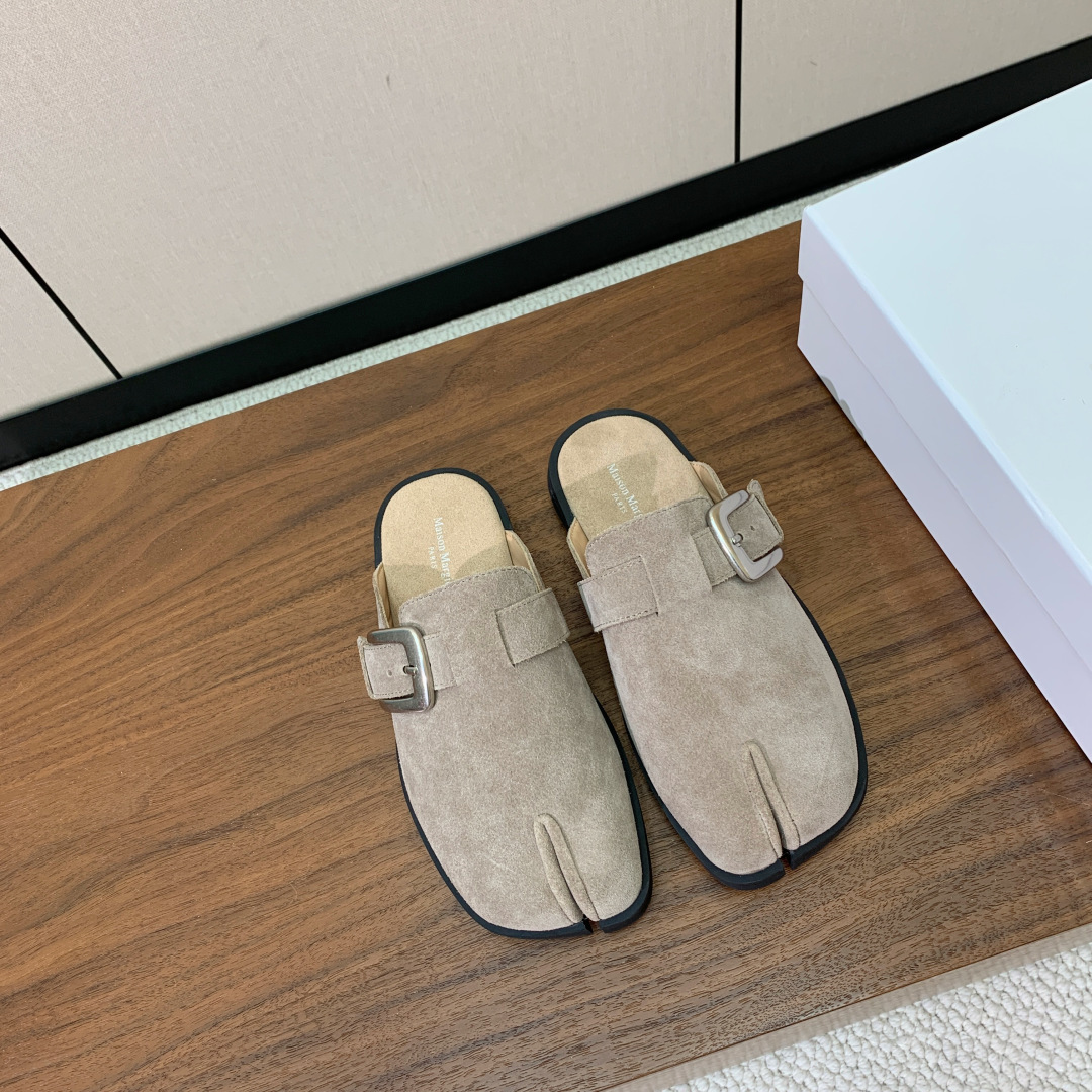 【Maison Margie*a】金属皮带扣分趾半拖勃肯鞋。设计简单、奢华的质感让你爱不释手  不想满大