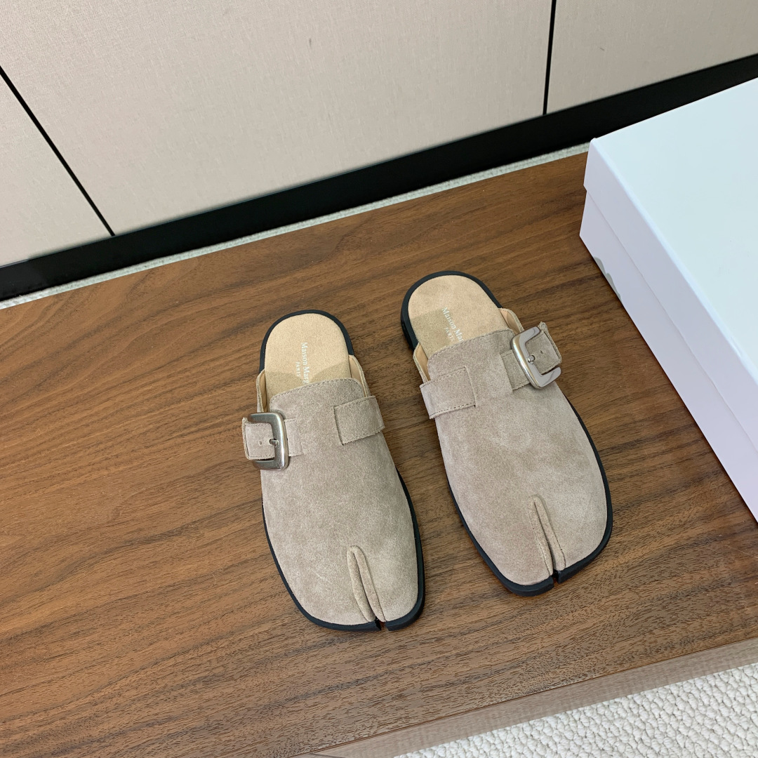 【Maison Margie*a】金属皮带扣分趾半拖勃肯鞋。设计简单、奢华的质感让你爱不释手  不想满大