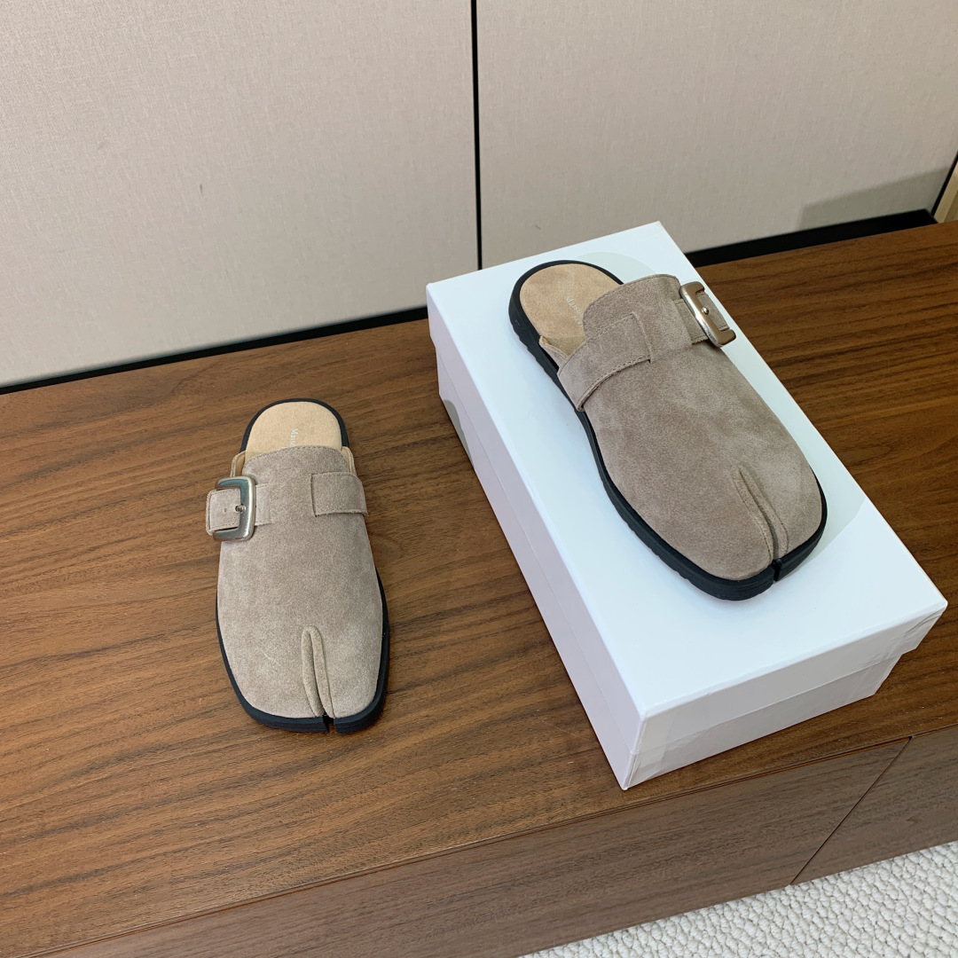 【Maison Margie*a】金属皮带扣分趾半拖勃肯鞋。设计简单、奢华的质感让你爱不释手  不想满大