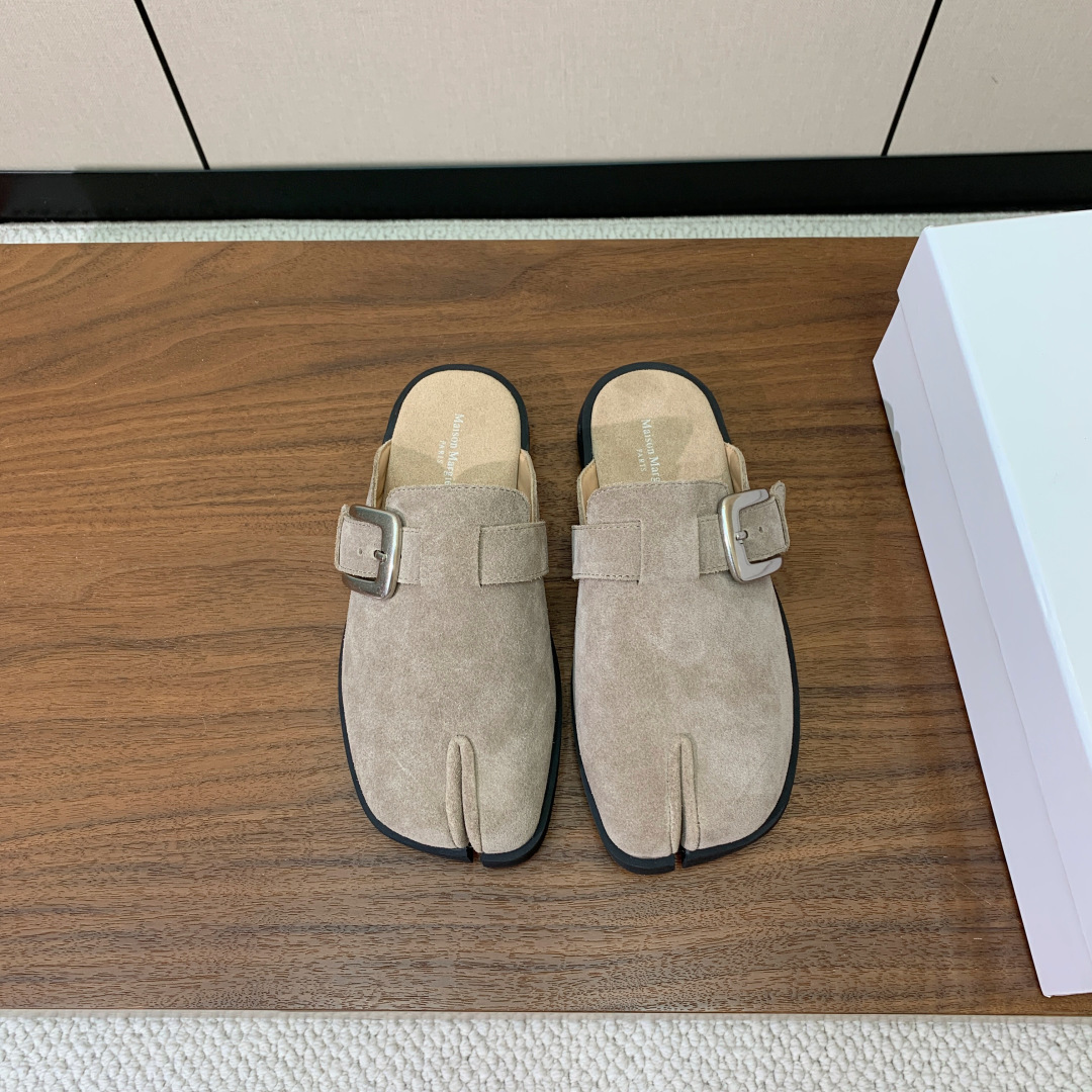 【Maison Margie*a】金属皮带扣分趾半拖勃肯鞋。设计简单、奢华的质感让你爱不释手  不想满大
