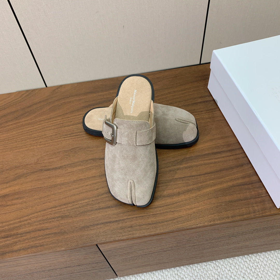 【Maison Margie*a】金属皮带扣分趾半拖勃肯鞋。设计简单、奢华的质感让你爱不释手  不想满大