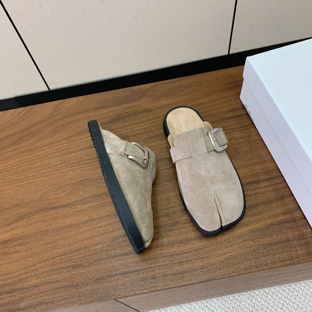 【Maison Margie*a】金属皮带扣分趾半拖勃肯鞋。设计简单、奢华的质感让你爱不释手  不想满大