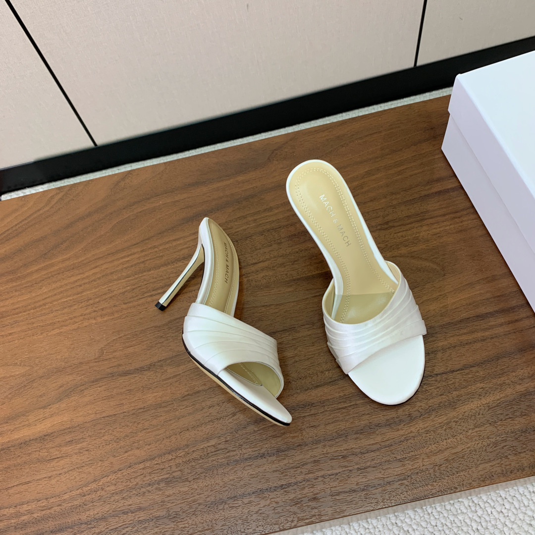 【Mach＆Mach】圆头高跟拖鞋。简约时尚。上脚超美。鞋面真丝。羊皮内里及垫脚。真皮大底。跟高9.5c