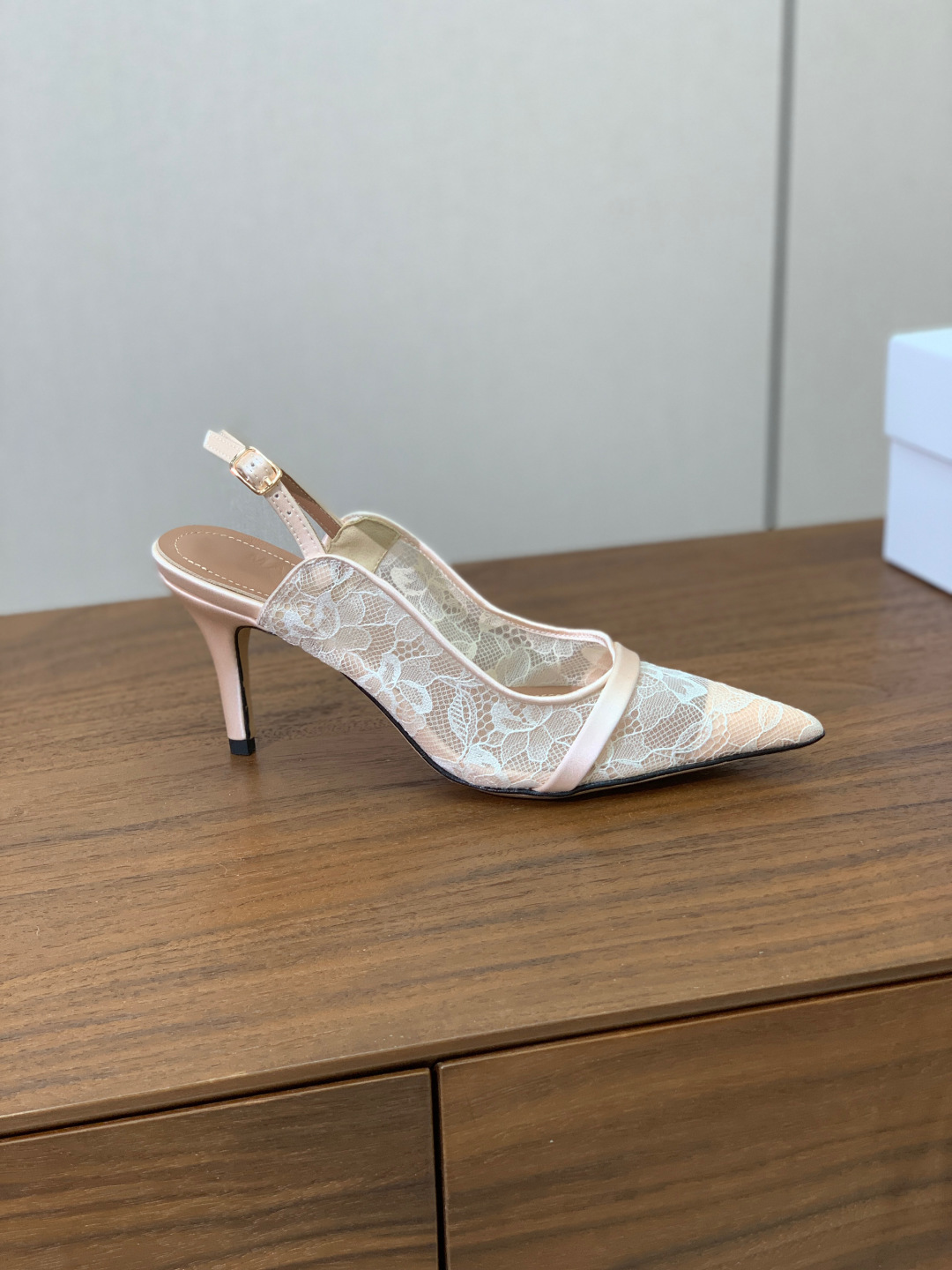 【Malone Souliers】蕾丝后空凉鞋。鞋面定制蕾丝，羊皮垫脚。进口真皮大底。跟高8.5cm码数
