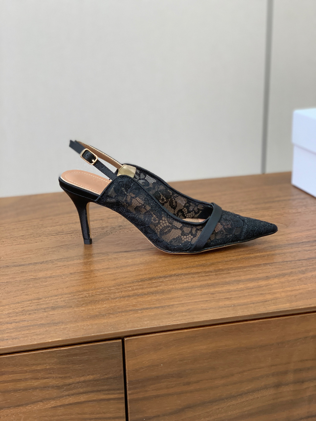 【Malone Souliers】蕾丝后空凉鞋。鞋面定制蕾丝，羊皮垫脚。进口真皮大底。跟高8.5cm码数