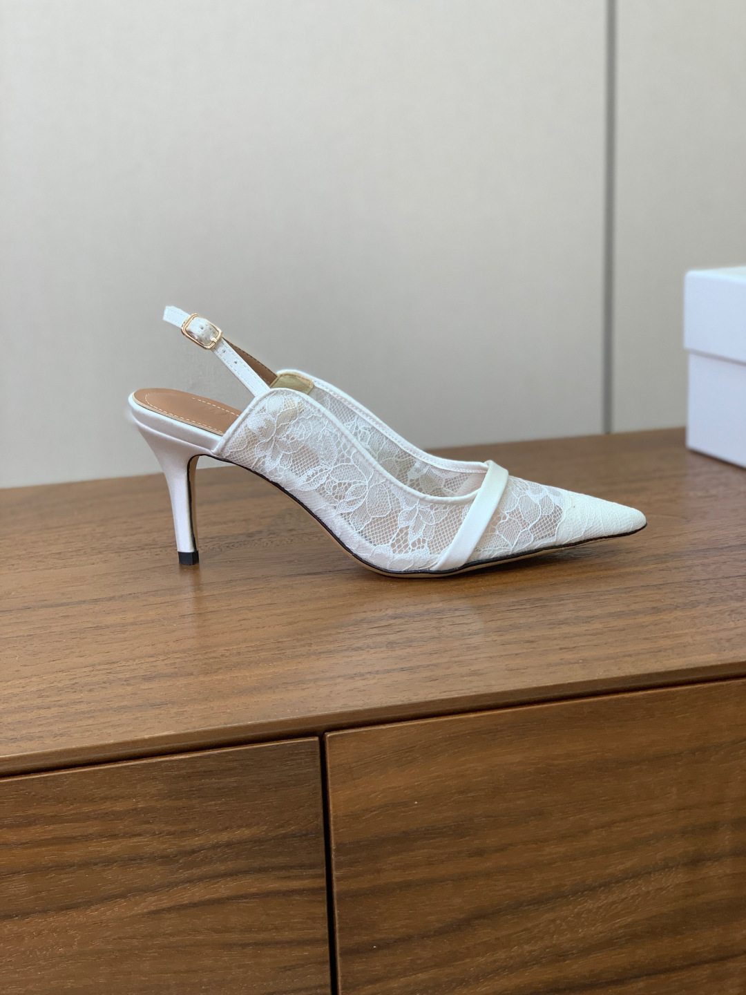【Malone Souliers】蕾丝后空凉鞋。鞋面定制蕾丝，羊皮垫脚。进口真皮大底。跟高8.5cm码数