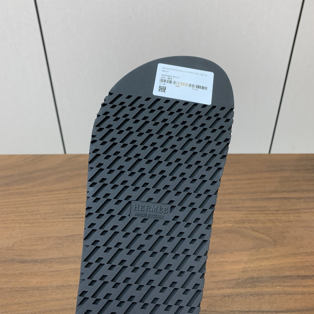 【Herm*s】顶级版本情侣款二舅拖。鞋面进口牛皮、羊京皮、掌纹皮。进口羊皮里,Tpu防滑耐磨大底。原版 【Herm*s】顶级版本情侣款二舅拖。鞋面进口牛皮、羊京皮、掌纹皮。进口羊皮里,Tpu防滑耐磨大底。原版