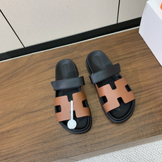 【Herm*s】顶级版本情侣款二舅拖。鞋面进口牛皮、羊京皮、掌纹皮。进口羊皮里,Tpu防滑耐磨大底。原版 【Herm*s】顶级版本情侣款二舅拖。鞋面进口牛皮、羊京皮、掌纹皮。进口羊皮里,Tpu防滑耐磨大底。原版