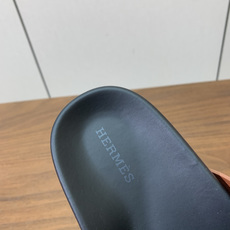 【Herm*s】顶级版本情侣款二舅拖。鞋面进口牛皮、羊京皮、掌纹皮。进口羊皮里,Tpu防滑耐磨大底。原版 【Herm*s】顶级版本情侣款二舅拖。鞋面进口牛皮、羊京皮、掌纹皮。进口羊皮里,Tpu防滑耐磨大底。原版