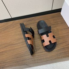 【Herm*s】顶级版本情侣款二舅拖。鞋面进口牛皮、羊京皮、掌纹皮。进口羊皮里,Tpu防滑耐磨大底。原版 【Herm*s】顶级版本情侣款二舅拖。鞋面进口牛皮、羊京皮、掌纹皮。进口羊皮里,Tpu防滑耐磨大底。原版