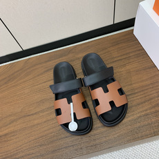 【Herm*s】顶级版本情侣款二舅拖。鞋面进口牛皮、羊京皮、掌纹皮。进口羊皮里,Tpu防滑耐磨大底。原版 【Herm*s】顶级版本情侣款二舅拖。鞋面进口牛皮、羊京皮、掌纹皮。进口羊皮里,Tpu防滑耐磨大底。原版