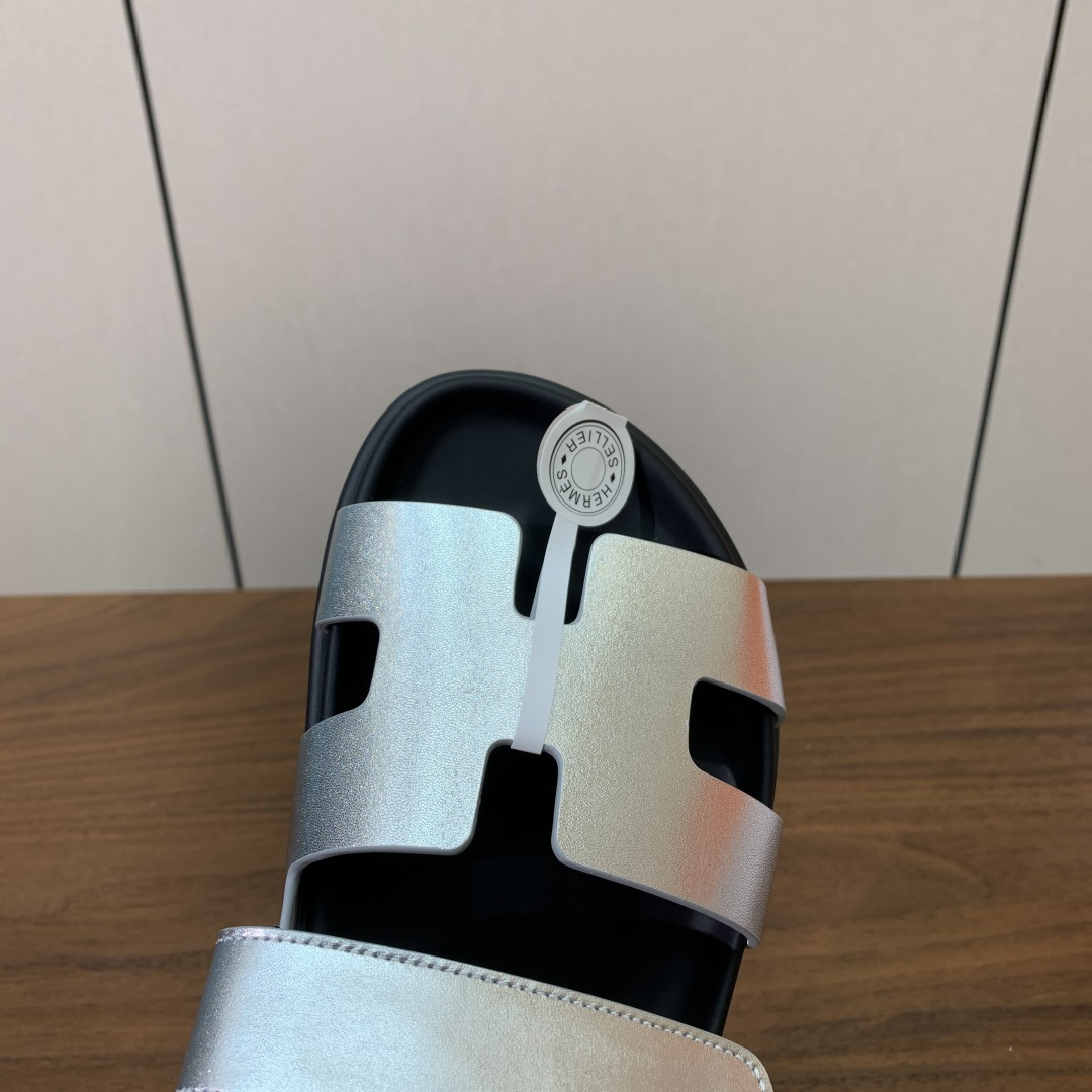 【Herm*s】顶级版本情侣款二舅拖。鞋面进口牛皮、羊京皮、掌纹皮。进口羊皮里,Tpu防滑耐磨大底。原版 【Herm*s】顶级版本情侣款二舅拖。鞋面进口牛皮、羊京皮、掌纹皮。进口羊皮里,Tpu防滑耐磨大底。原版