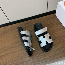 【Herm*s】顶级版本情侣款二舅拖。鞋面进口牛皮、羊京皮、掌纹皮。进口羊皮里,Tpu防滑耐磨大底。原版 【Herm*s】顶级版本情侣款二舅拖。鞋面进口牛皮、羊京皮、掌纹皮。进口羊皮里,Tpu防滑耐磨大底。原版