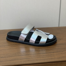 【Herm*s】顶级版本情侣款二舅拖。鞋面进口牛皮、羊京皮、掌纹皮。进口羊皮里,Tpu防滑耐磨大底。原版 【Herm*s】顶级版本情侣款二舅拖。鞋面进口牛皮、羊京皮、掌纹皮。进口羊皮里,Tpu防滑耐磨大底。原版