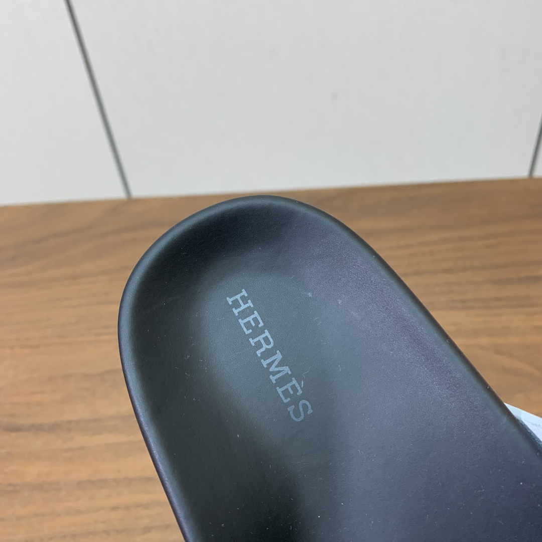 【Herm*s】顶级版本情侣款二舅拖。鞋面进口牛皮、羊京皮、掌纹皮。进口羊皮里,Tpu防滑耐磨大底。原版 【Herm*s】顶级版本情侣款二舅拖。鞋面进口牛皮、羊京皮、掌纹皮。进口羊皮里,Tpu防滑耐磨大底。原版